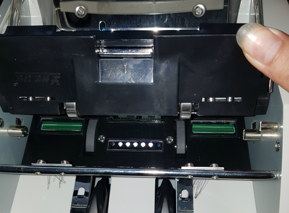 Máy đếm tiền với hệ cơ lật Máy đếm tiền Akio Ad 16 với thiết kế hệ cơ lật thuận tiện cho vệ sinh máy và nâng cao khả năng chống kẹt